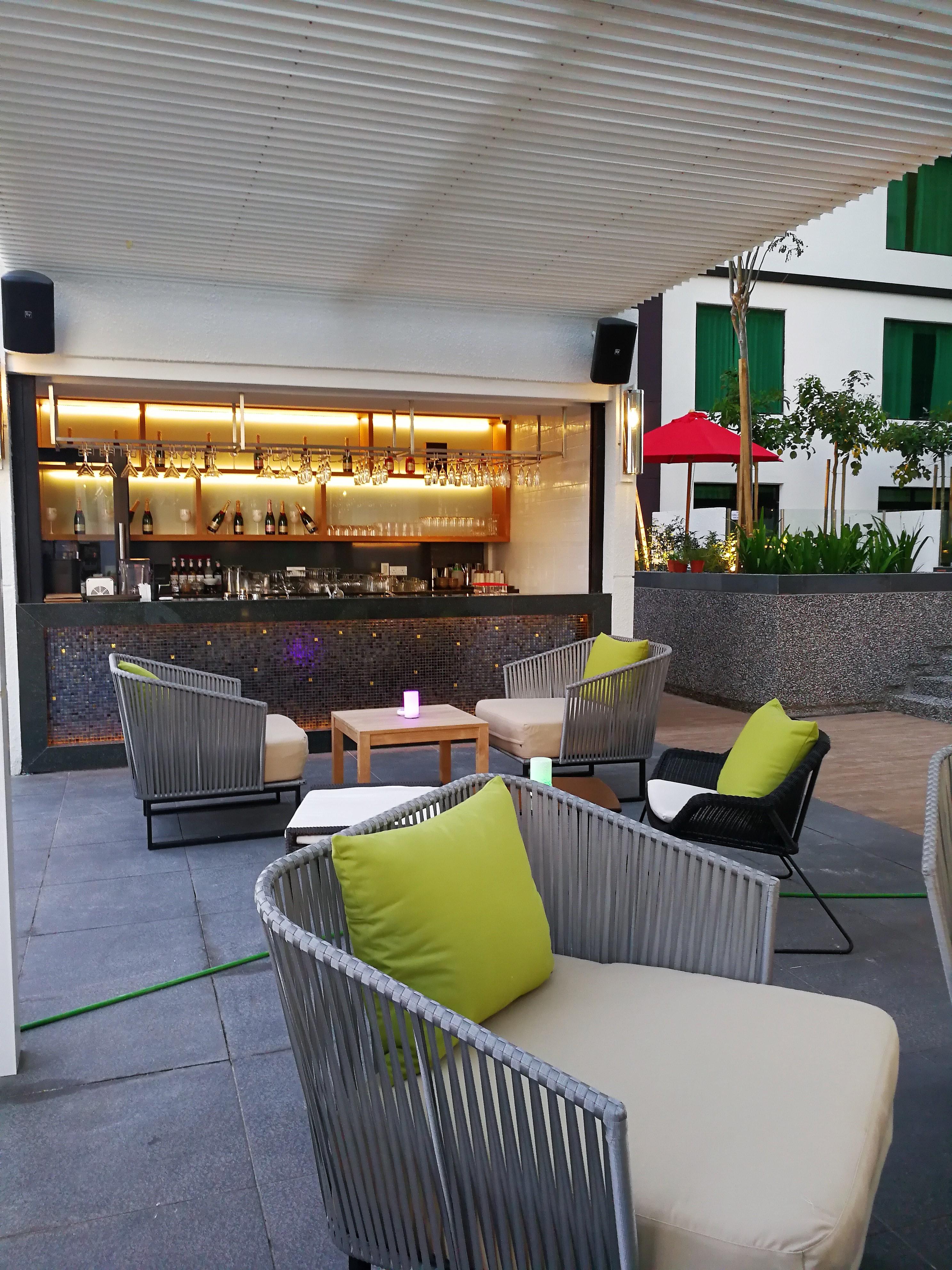 Amari Johor Bahru Hotel Buitenkant foto The bar at the rooftop pool
