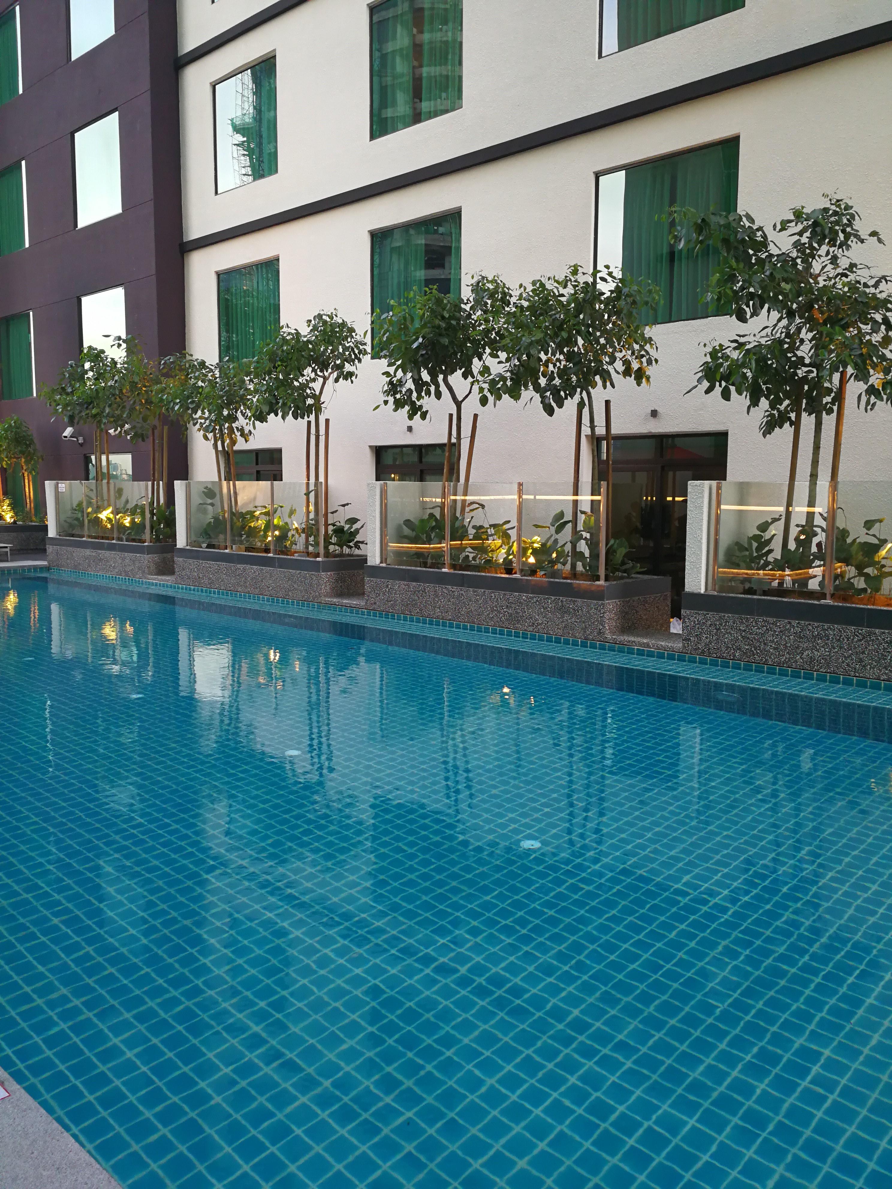 Amari Johor Bahru Hotel Buitenkant foto The swimming pool at the 10th floor of the hotel