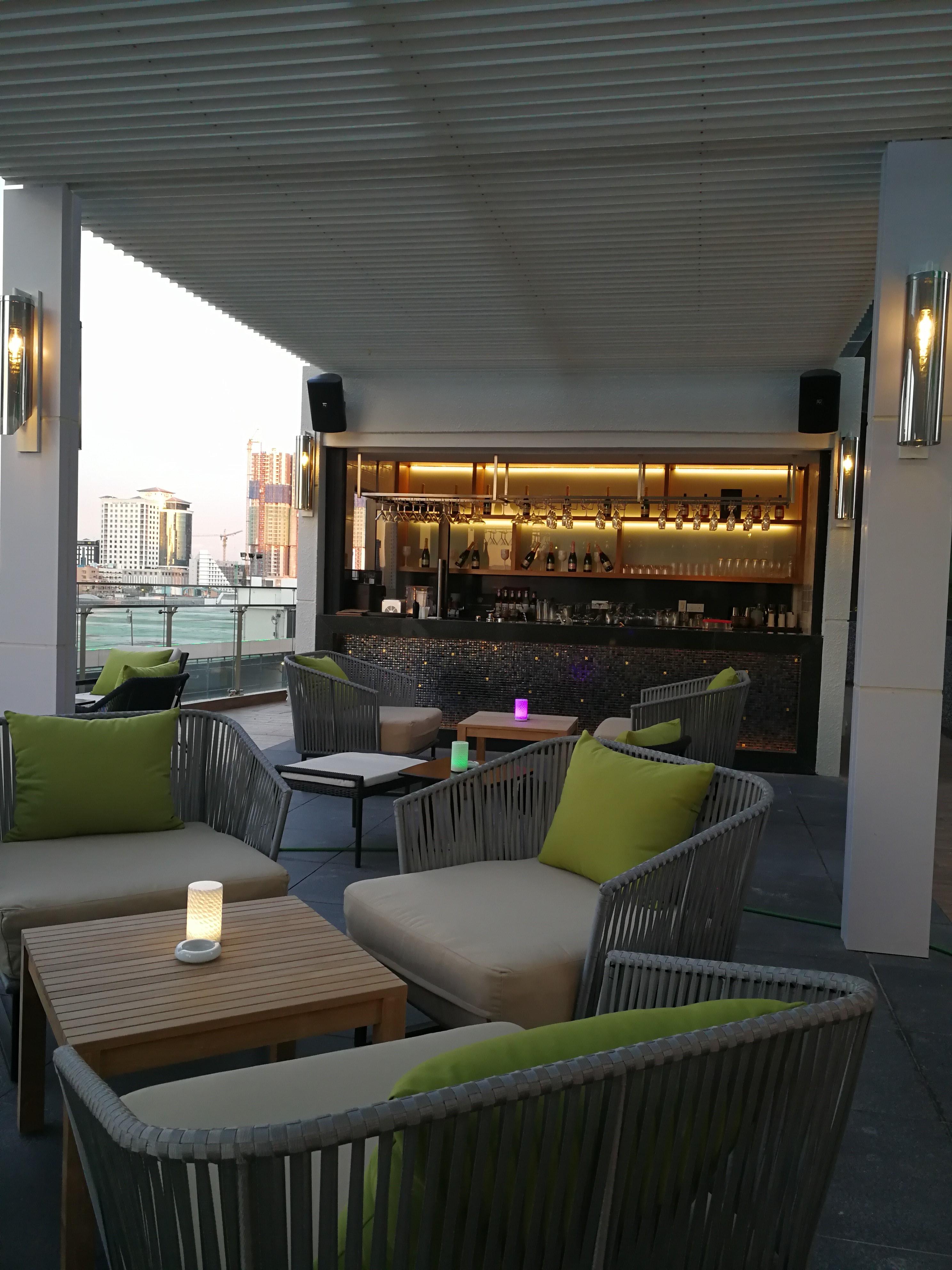 Amari Johor Bahru Hotel Buitenkant foto The bar at the rooftop lounge